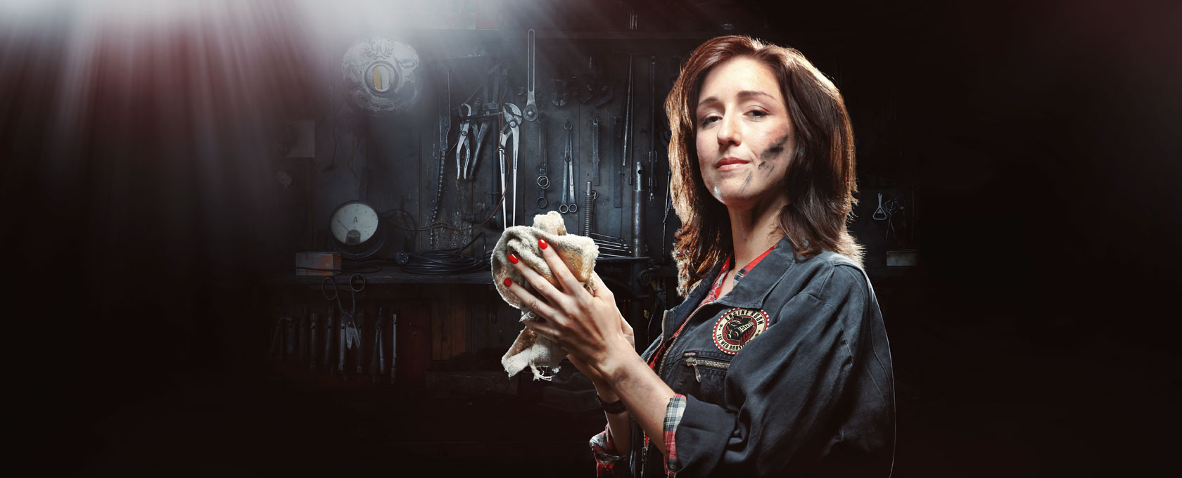 Portrait von Fabienne Ueckeroth in einer Werkstatt