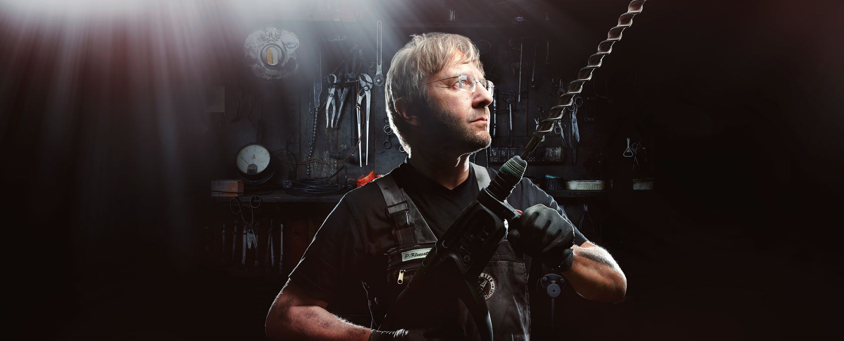 Portrait von Peter Kleesattel in einer Werkstatt